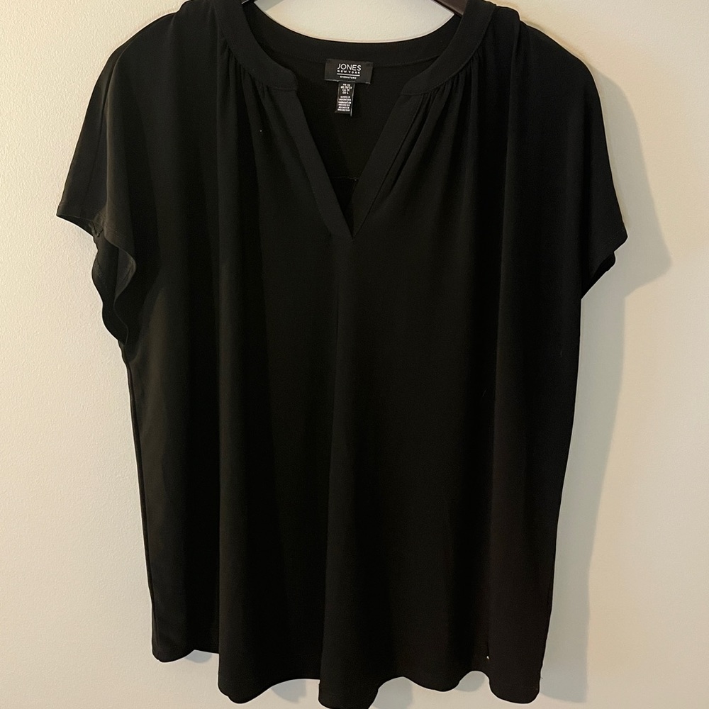 Jones New York Plus Black V-Neck Short Sleeve Blouse